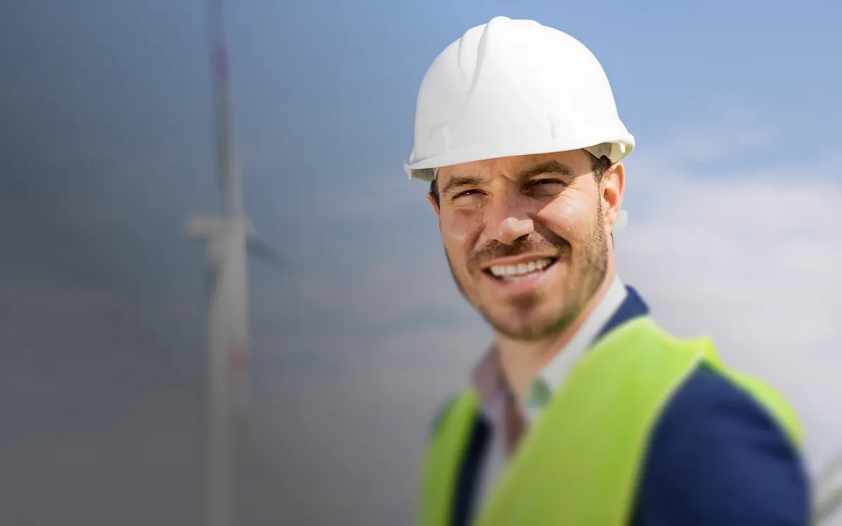 Engenheiro de capacete e colete em uma obra
