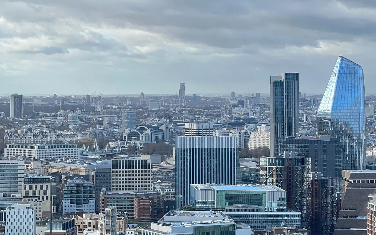 Vista de uma cidade europeia com prédios altos